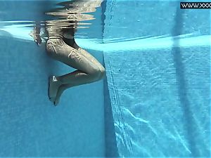 Tiffany Tatum strips bare underwater